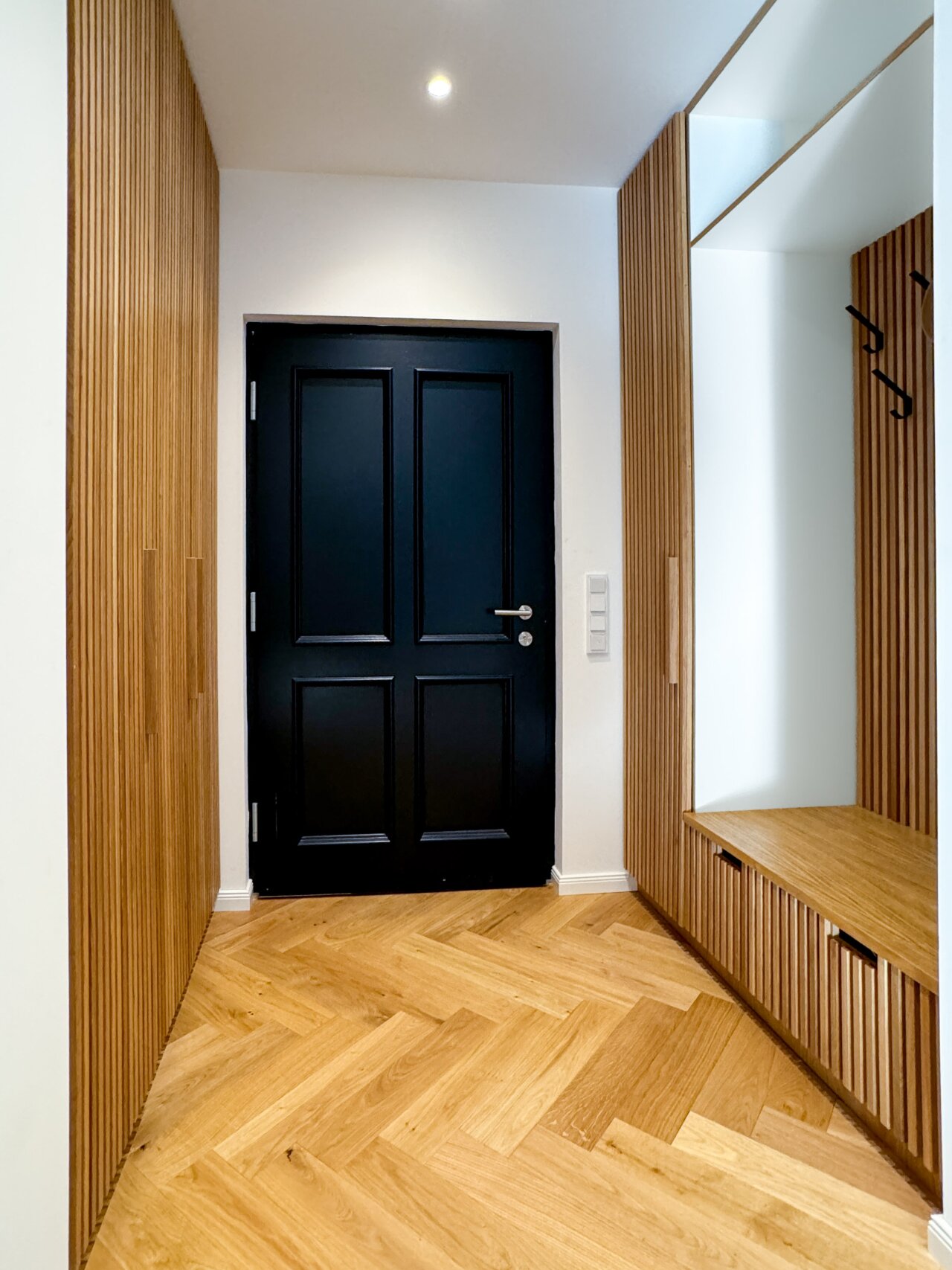 Maßgefertigte Eiche-Garderobe mit Lamellenfront und Sitzbank – Flur