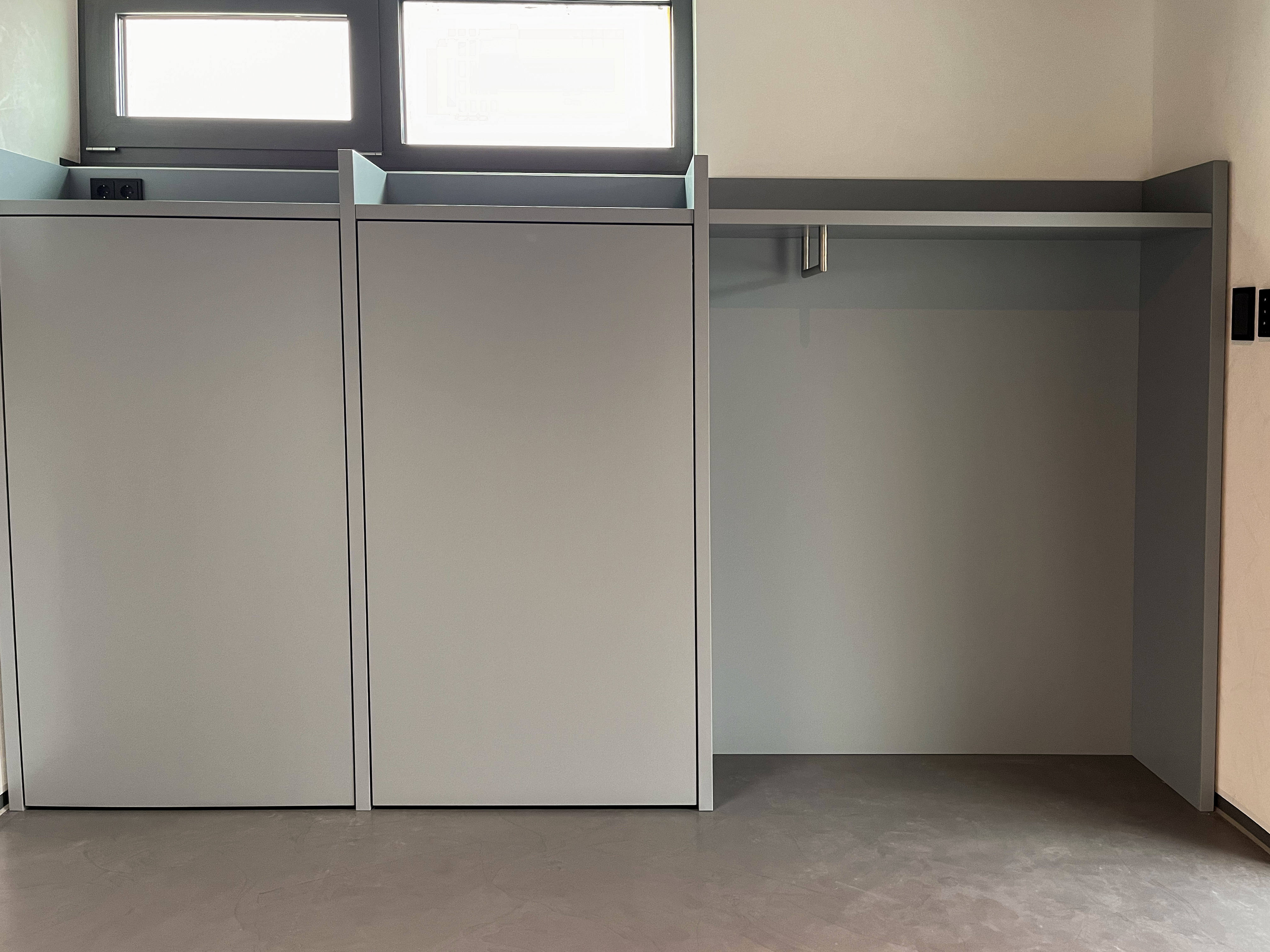 Garderobe aus grau lackierter Dreischichtplatte in modernem Design