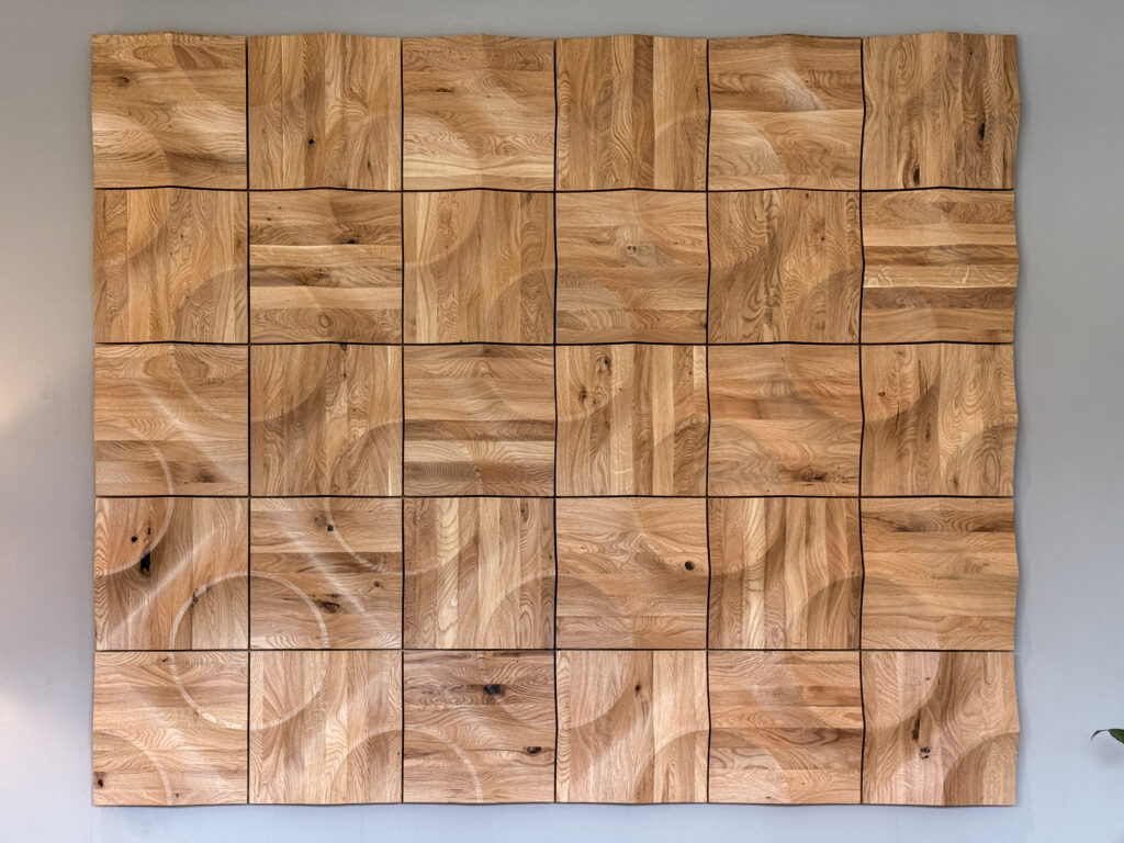 Geometrische Wandverkleidung aus quadratischen 3D-Holzpaneelen mit natürlichen Maserungen und Wellenstruktur