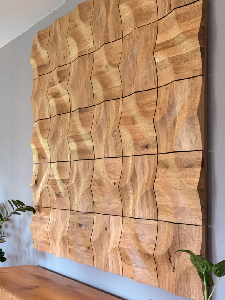 3D-Holz-Wandkunst mit geschwungenen Paneelen über einer modernen Holzkommode in einem stilvollen Interieur