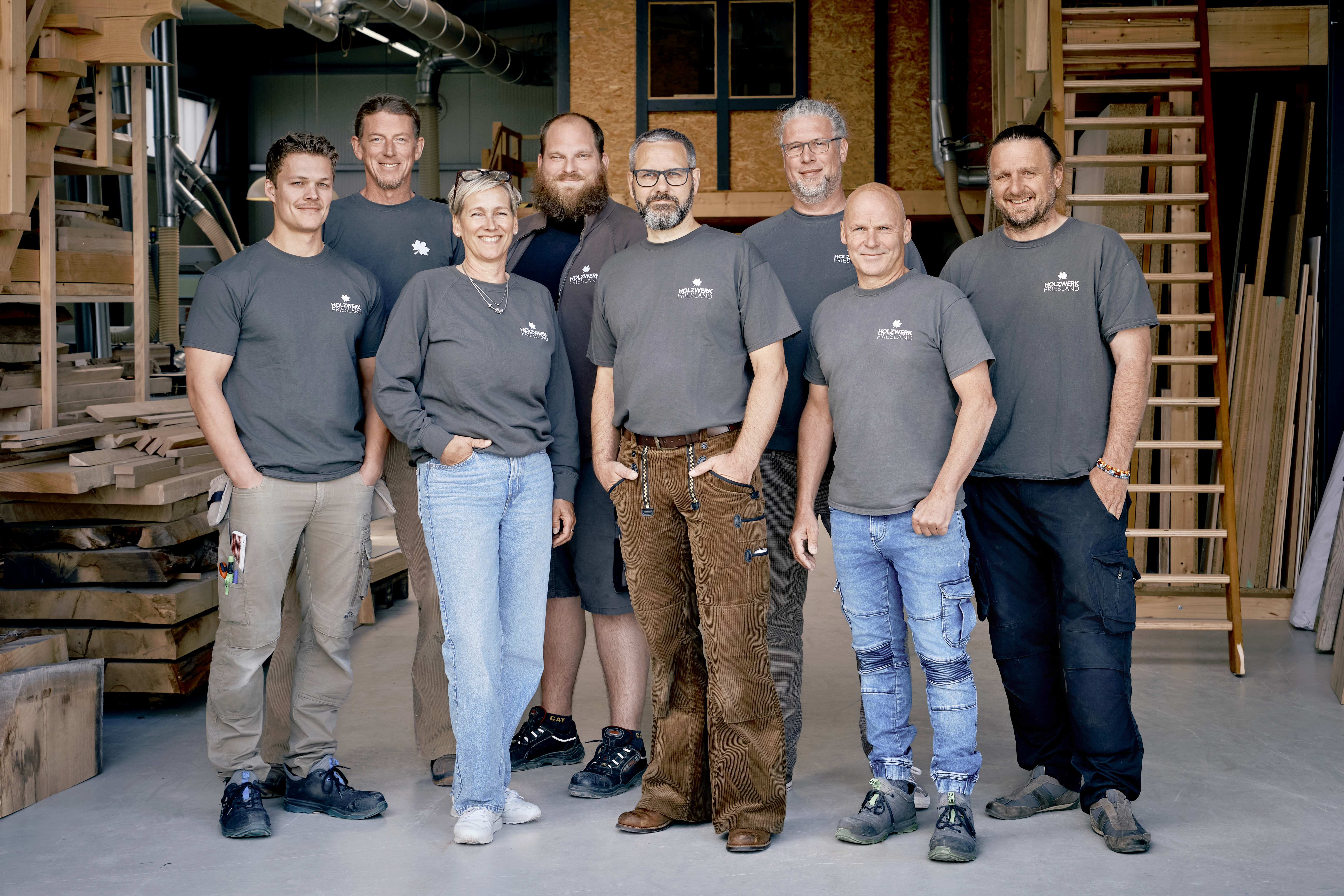 Gruppenbild des gesamten Teams der Holzwerk Friesland GmbH